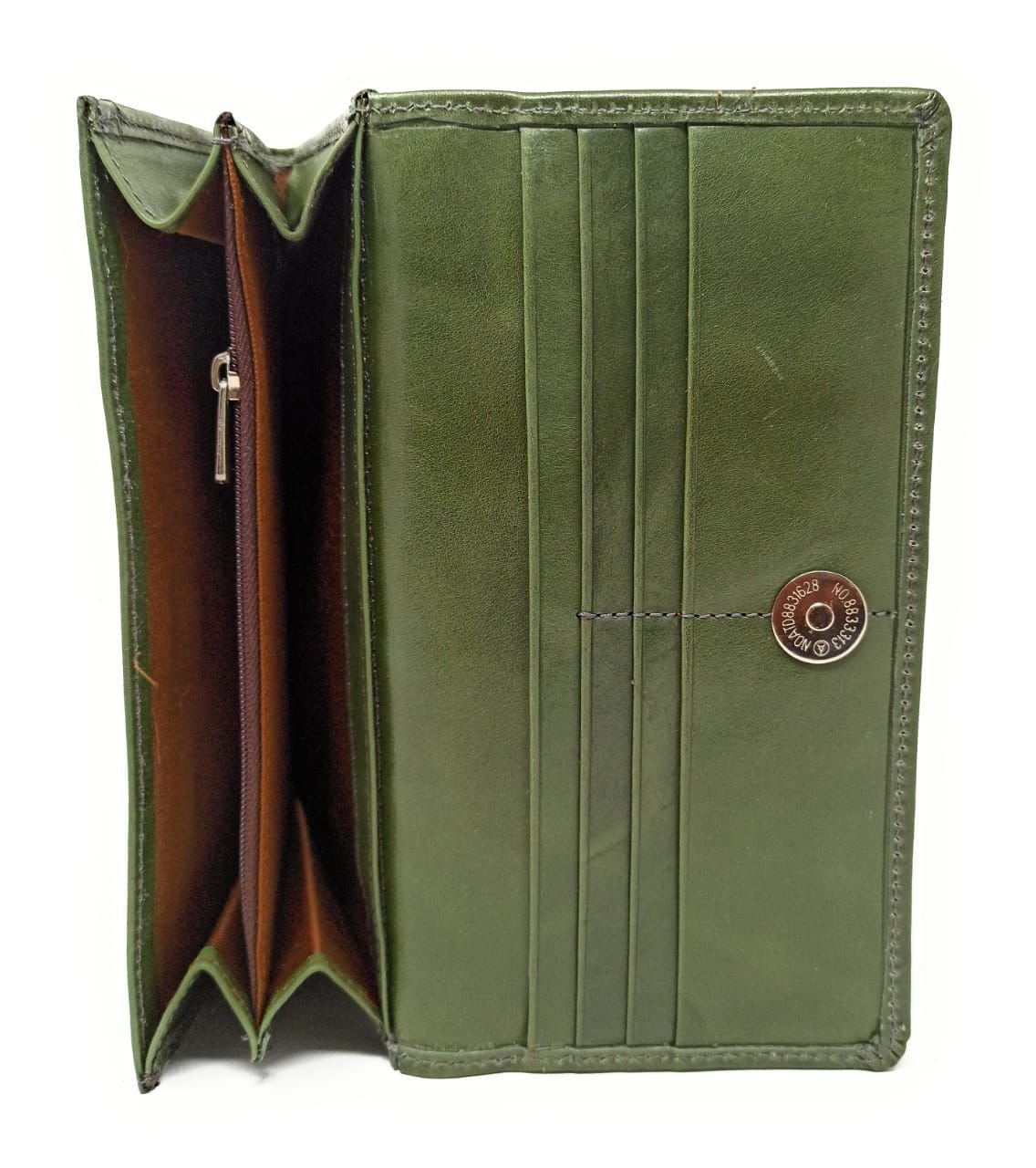 Minimal Leather Wallet With Closure